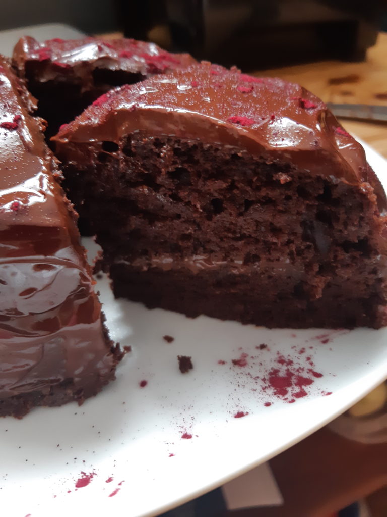 Photo d'un gâteau au chocolat végétalien